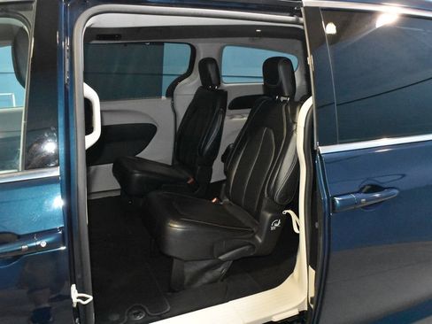 Used 2023 Chrysler Pacifica Touring-L FWD image 20