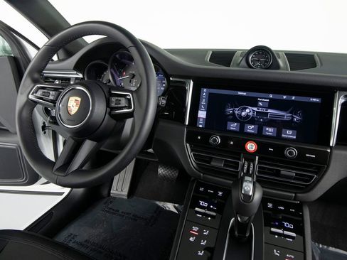 Certified 2025 Porsche Macan AWD/4WD image 29