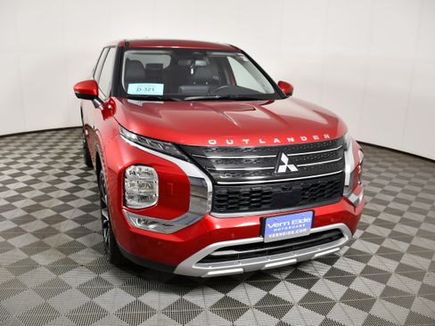 Used 2025 Mitsubishi Outlander SE AWD/4WD image 3