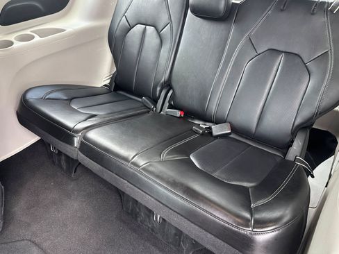 Used 2024 Chrysler Pacifica Touring-L FWD image 34