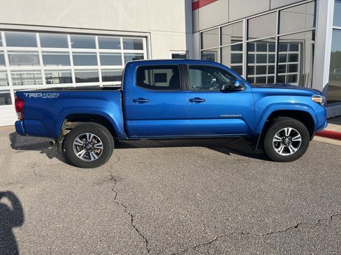 Used 2016 Toyota Tacoma TRD Sport image 20