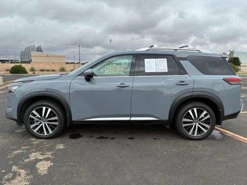 Certified 2025 Nissan Pathfinder Platinum w/ Black Appearance Package FWD image 3