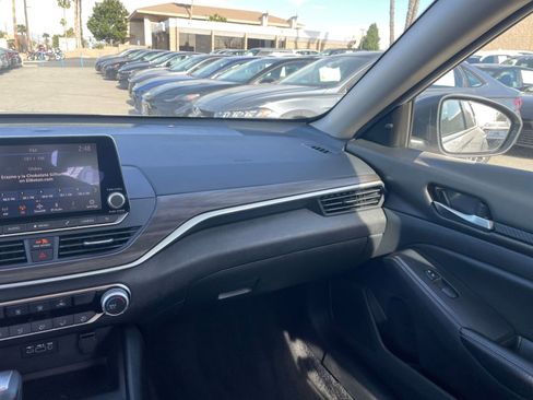 Used 2025 Nissan Altima 2.5 SV image 35