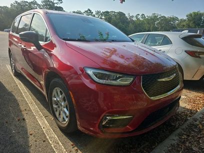 Used 2025 Chrysler Pacifica Select