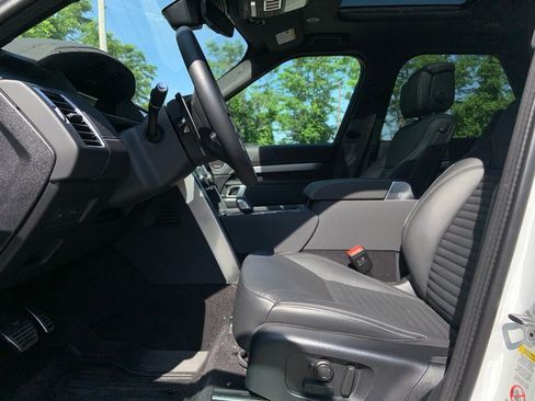 Certified 2025 Land Rover Discovery Dynamic SE image 11