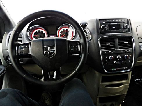 Used 2016 Dodge Grand Caravan SE FWD image 15