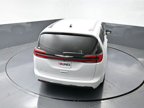 New 2026 Chrysler Pacifica Select image 45