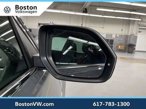 Used 2025 Volkswagen Atlas SEL Premium R-Line image 7