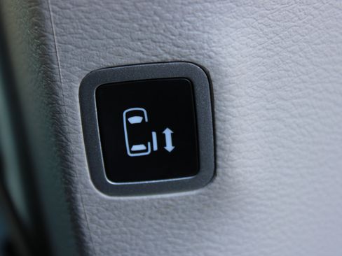 Used 2023 Chrysler Pacifica Touring-L image 39