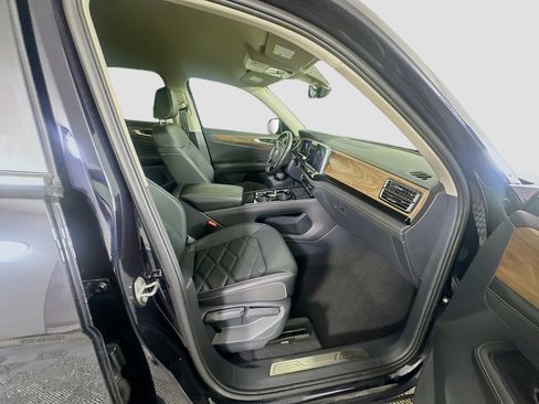Used 2025 Volkswagen Atlas SE FWD image 31