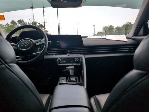 Used 2023 Hyundai Elantra Limited w/ Winter Weather Package image 16