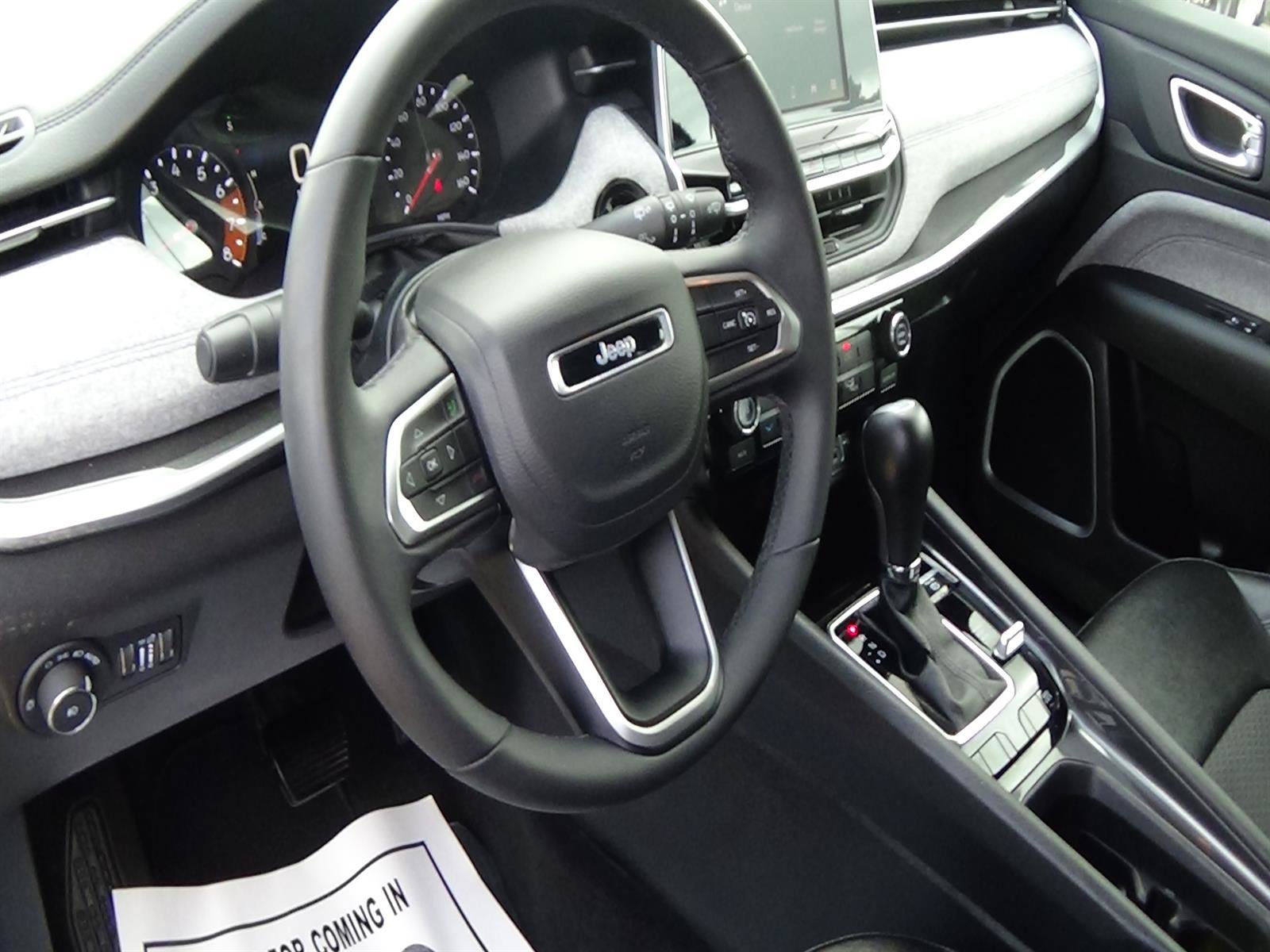 Used 2025 Jeep Compass Latitude AWD/4WD image 20