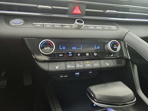 Used 2025 Hyundai Elantra Limited FWD image 29