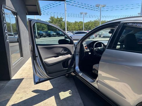 Used 2019 Honda HR-V EX image 8