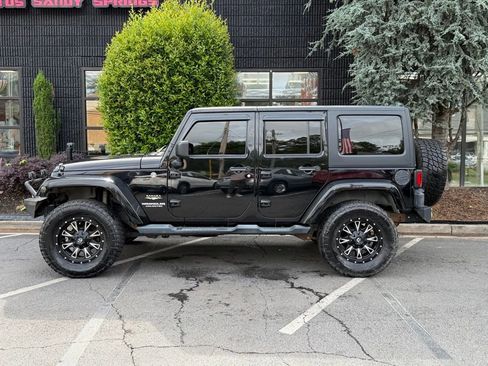 Used 2013 Jeep Wrangler Unlimited Sahara w/ Connectivity Group AWD/4WD image 9