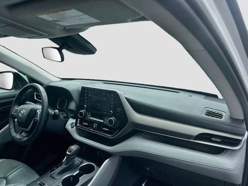 Used 2022 Toyota Highlander LE FWD image 30