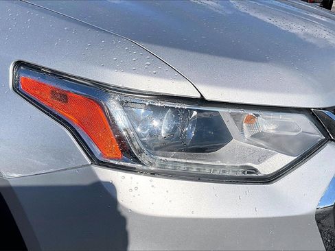 Used 2021 Chevrolet Traverse LS image 32