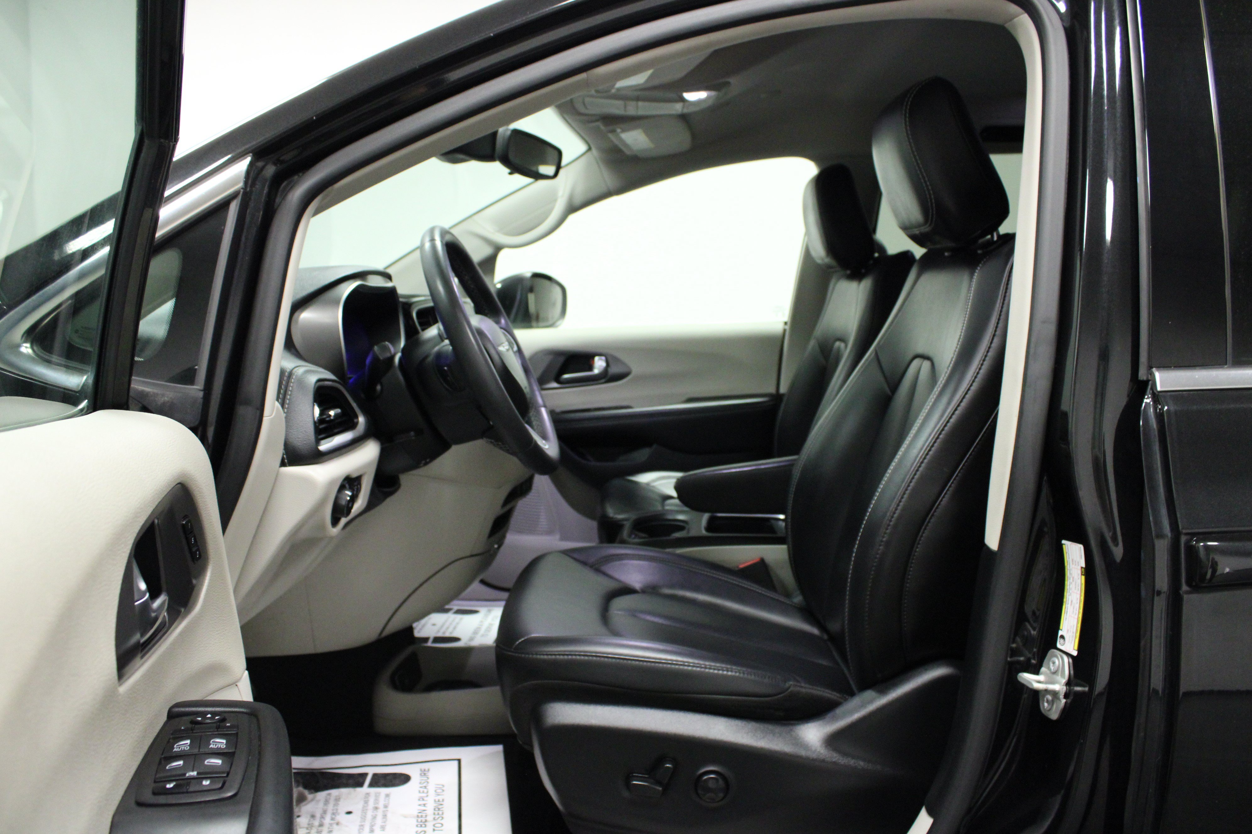 Used 2023 Chrysler Pacifica Touring-L FWD image 12