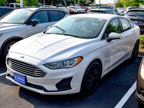 Used 2019 Ford Fusion SE FWD image 1