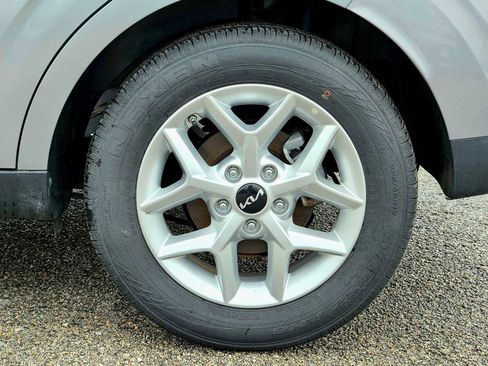 Used 2025 Kia Soul LX image 12