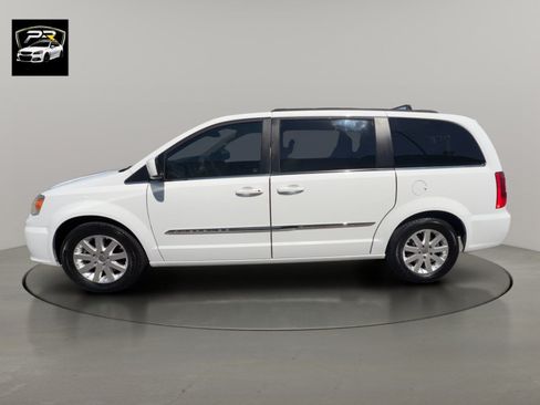 Used 2014 Chrysler Town & Country Touring FWD image 2