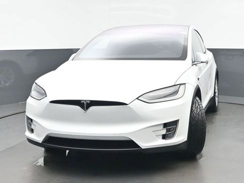 Used 2018 Tesla Model X 75D image 4