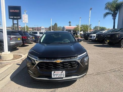 Used 2025 Chevrolet Trax LT FWD image 4