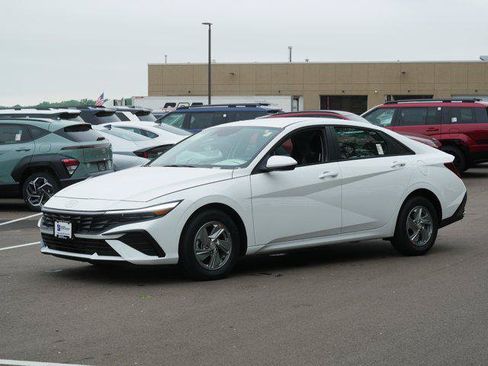 New 2026 Hyundai Elantra SE FWD image 2
