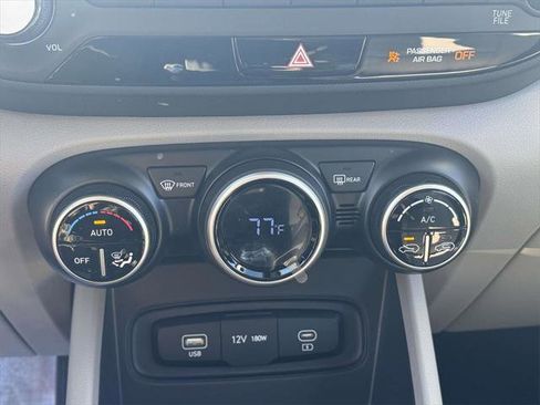 Used 2025 Hyundai Venue SEL image 23