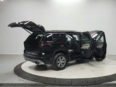 Used 2025 Chevrolet Traverse LT FWD image 15