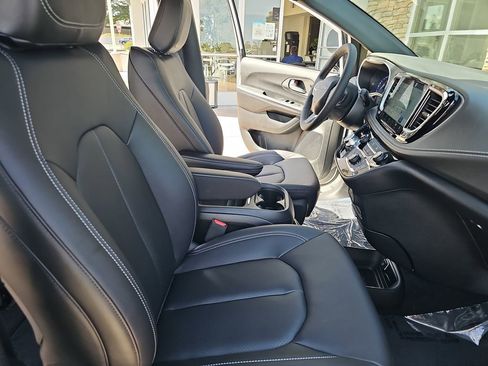 New 2027 Chrysler Pacifica Select FWD image 10