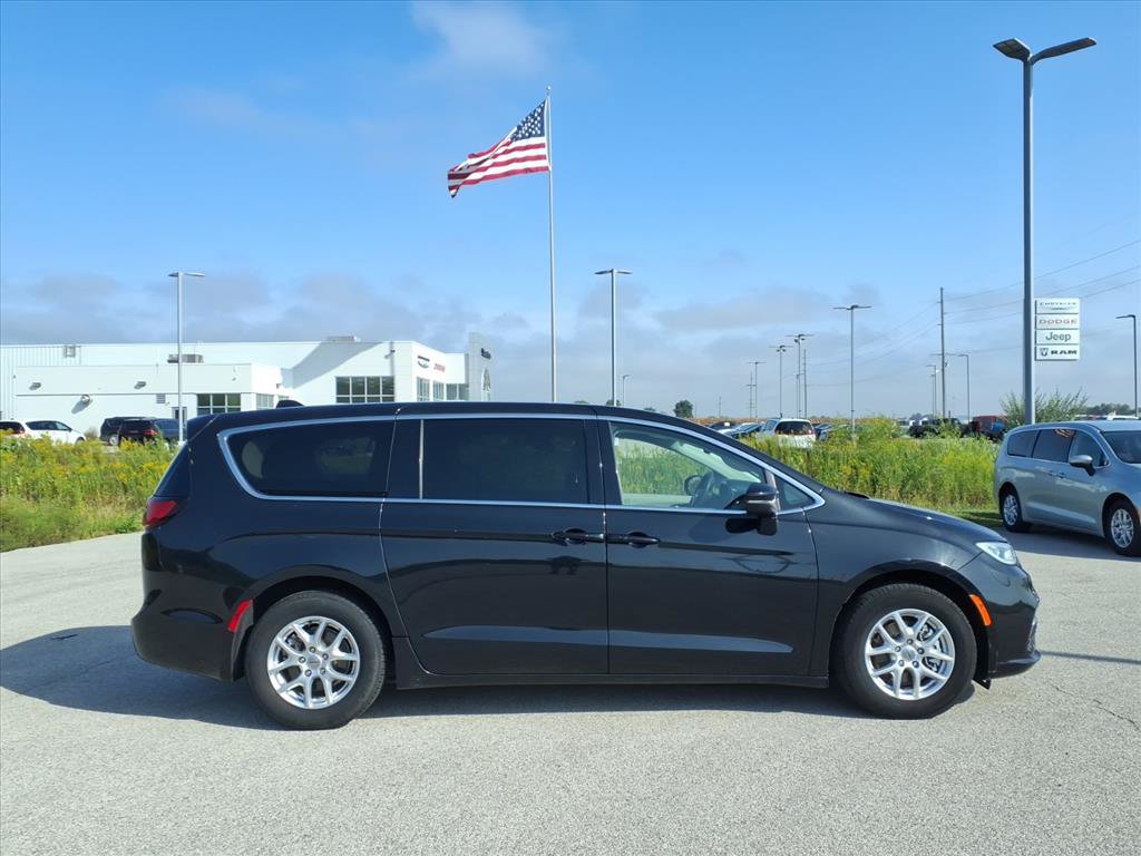 Used 2023 Chrysler Pacifica Touring-L FWD image 2