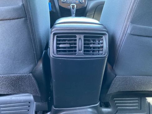 Used 2017 Nissan Rogue S FWD image 19