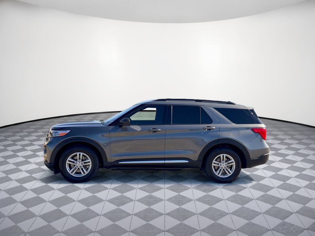 Used 2024 Ford Explorer XLT RWD image 2