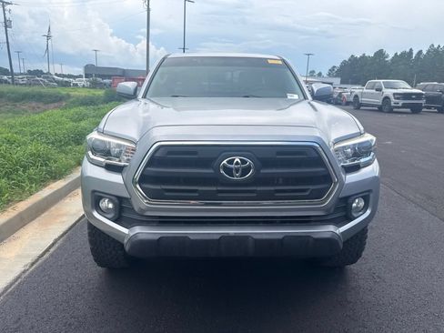 Used 2017 Toyota Tacoma SR5 RWD image 2