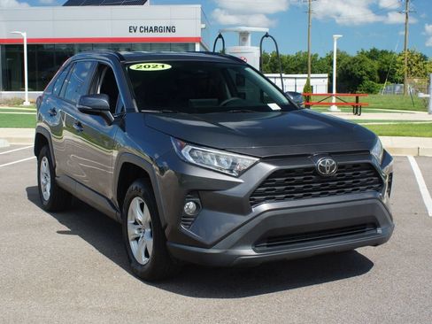 Used 2021 Toyota RAV4 XLE FWD image 2
