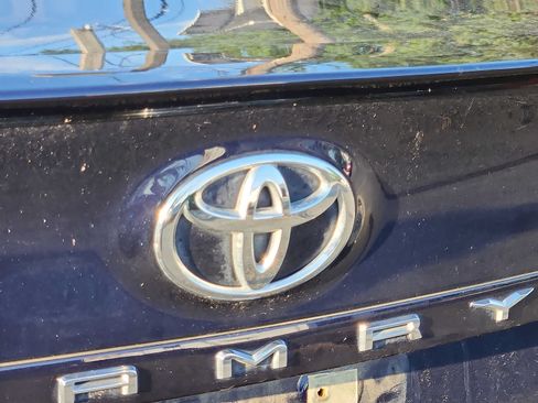 Used 2021 Toyota Camry SE FWD image 3
