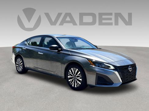Certified 2025 Nissan Altima 2.5 SV FWD image 1