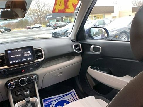 Used 2024 Hyundai Venue SEL image 23