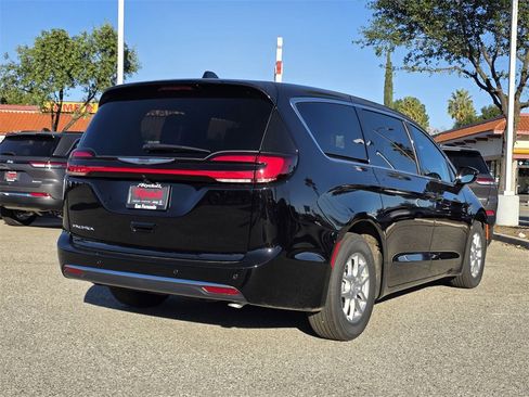 New 2026 Chrysler Pacifica Select image 4