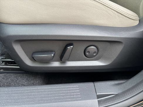 Used 2025 Nissan Rogue SV FWD image 18