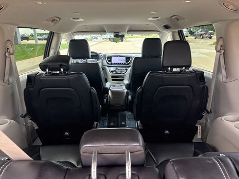 Used 2024 Chrysler Pacifica Touring-L FWD image 17