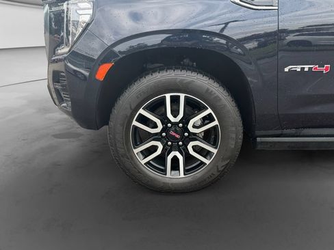 Used 2022 GMC Yukon XL AT4 w/ AT4 Premium Package AWD/4WD image 9