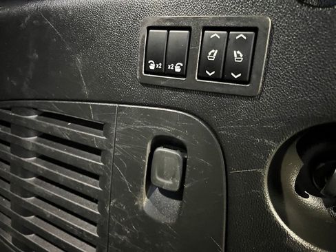 Used 2019 GMC Yukon XL Denali image 6