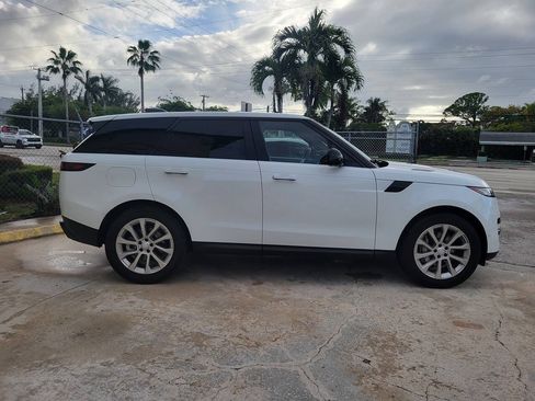 Used 2025 Land Rover Range Rover Sport SE AWD/4WD image 3