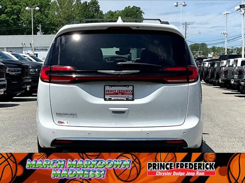 Used 2022 Chrysler Pacifica Touring-L image 4