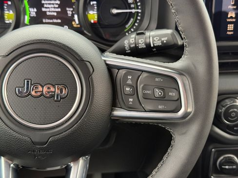 Used 2025 Jeep Wrangler Unlimited Sahara image 21