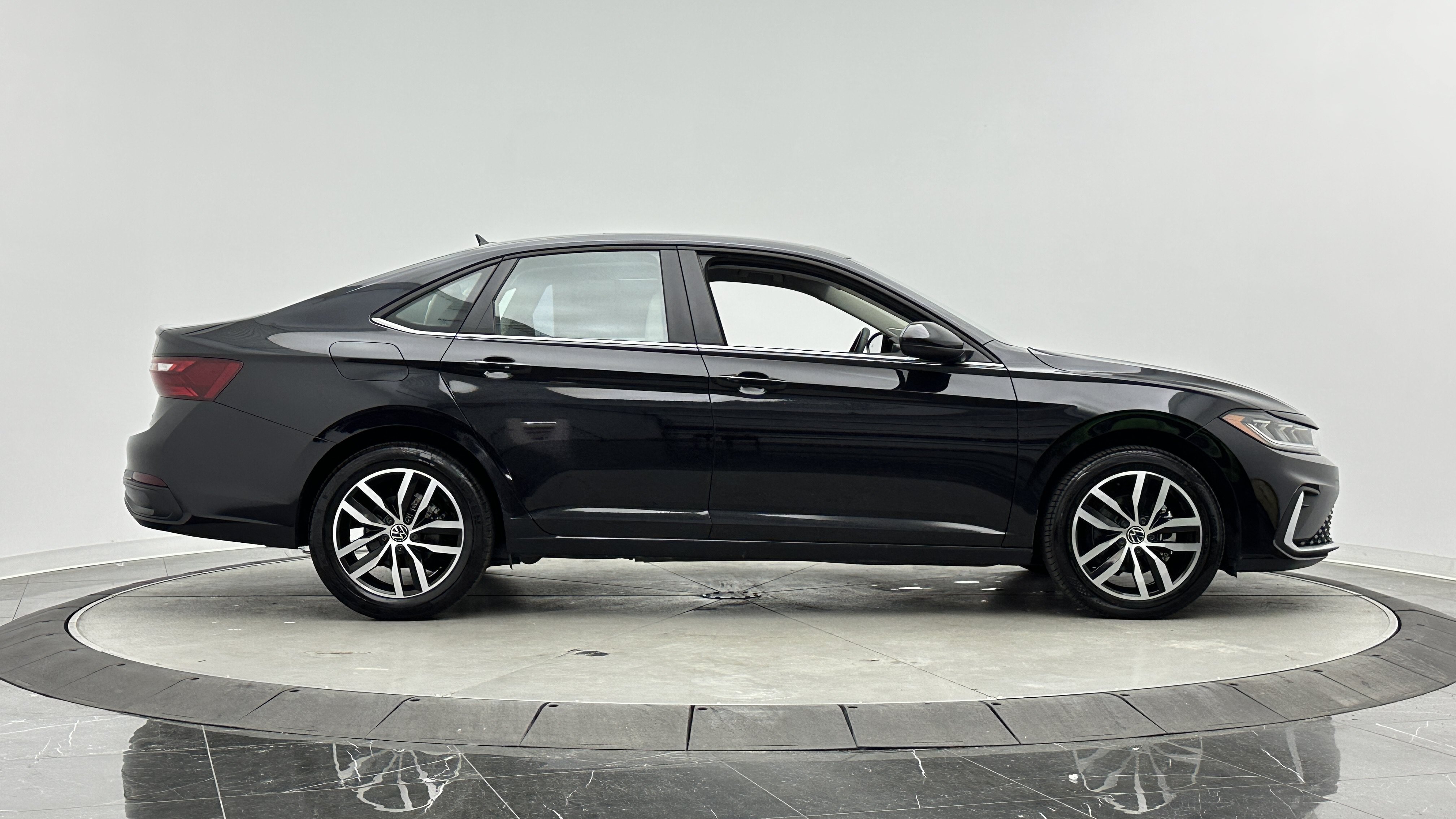 Used 2026 Volkswagen Jetta SE FWD image 10