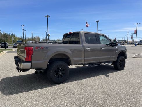 Used 2019 Ford F250 XLT w/ XLT Premium Package AWD/4WD image 4
