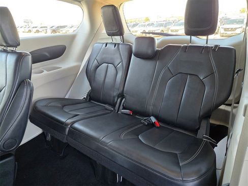 Used 2024 Chrysler Pacifica Touring-L image 15